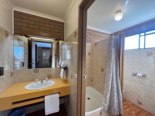 Eaglehawk Pavilions — Bathroom