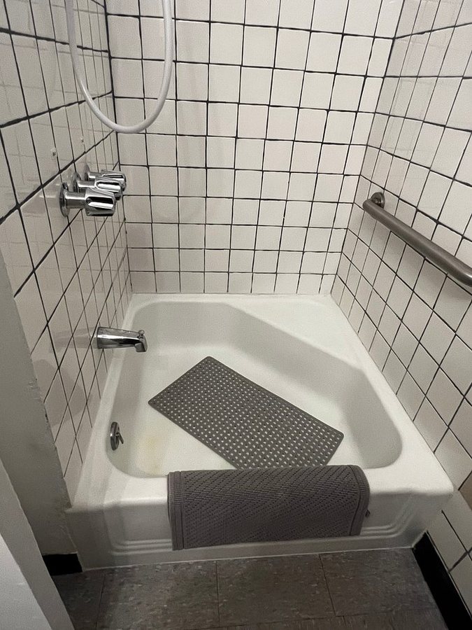 Earl s Rt 66 Motor Court — Bathroom