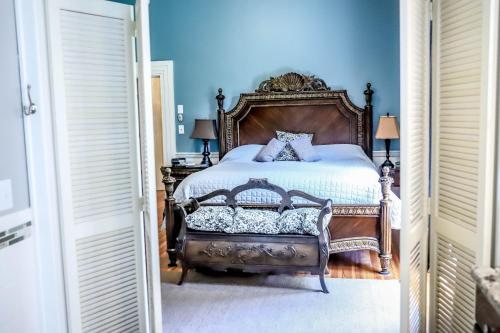Early Inn at the Grove — Guest room