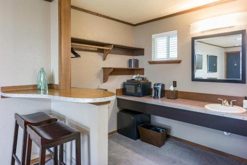 Earthbox Inn Spa — Bathroom