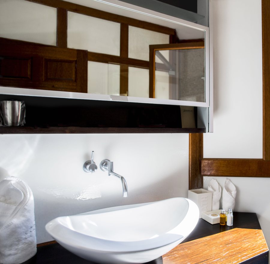 East Hampton Art House Bed and Breakfast — Bathroom