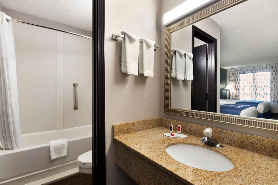East Main Guest House — Bathroom