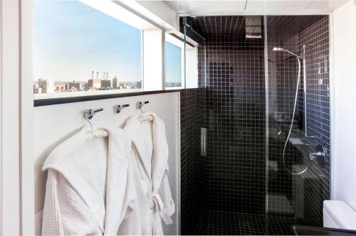 East Village Hotel New York City New York — Bathroom