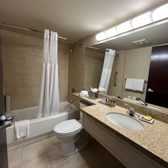 Eastgate Hotel BW Signature Collection Bellevue Washington — Bathroom