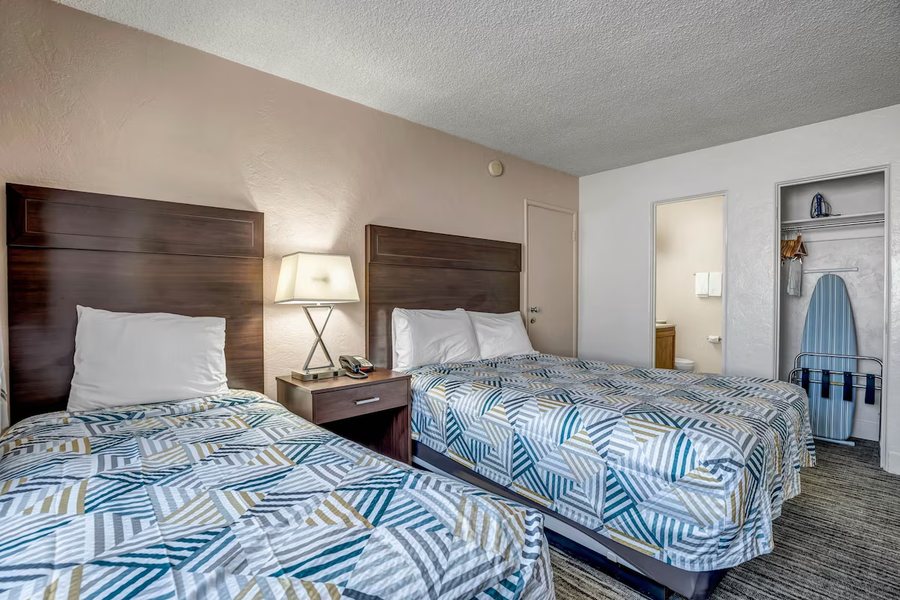 Eastside Lodge — Guest room