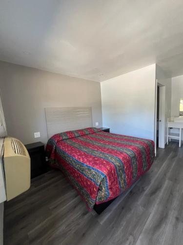 Eastsider Motel Los Angeles California — Guest room