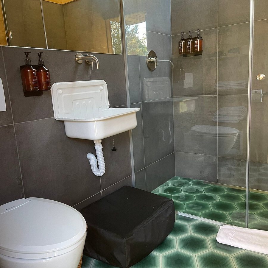 Eastwind Hotel Bar — Bathroom