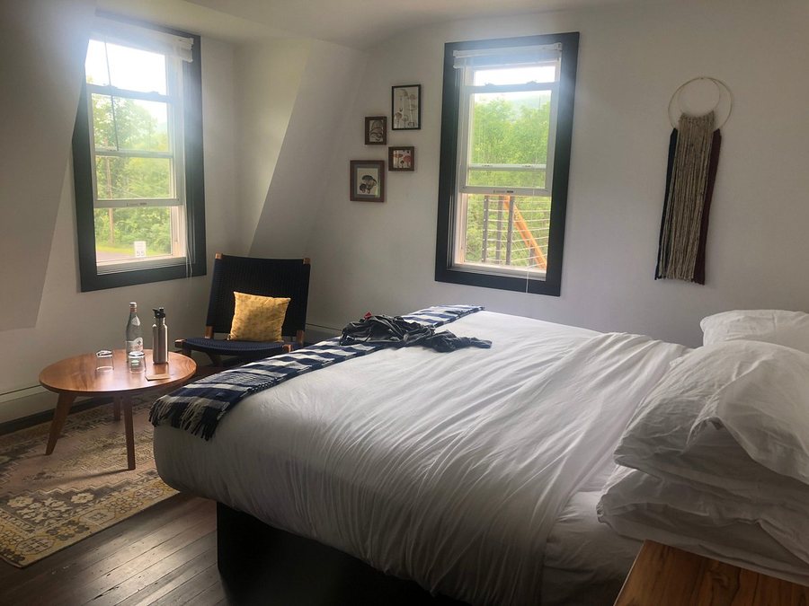 Eastwind Hotel Bar — Guest room