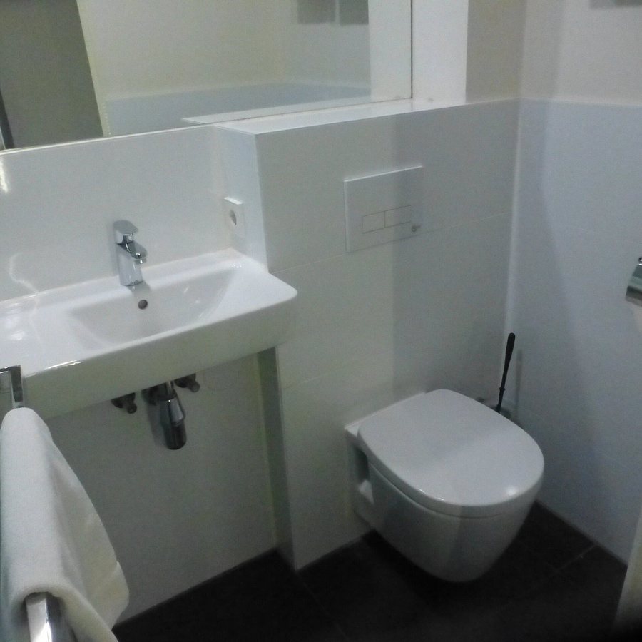 EasyHotel Amsterdam Arena Boulevard — Bathroom