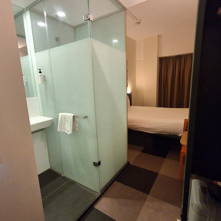 EasyHotel Amsterdam City Centre — Bathroom