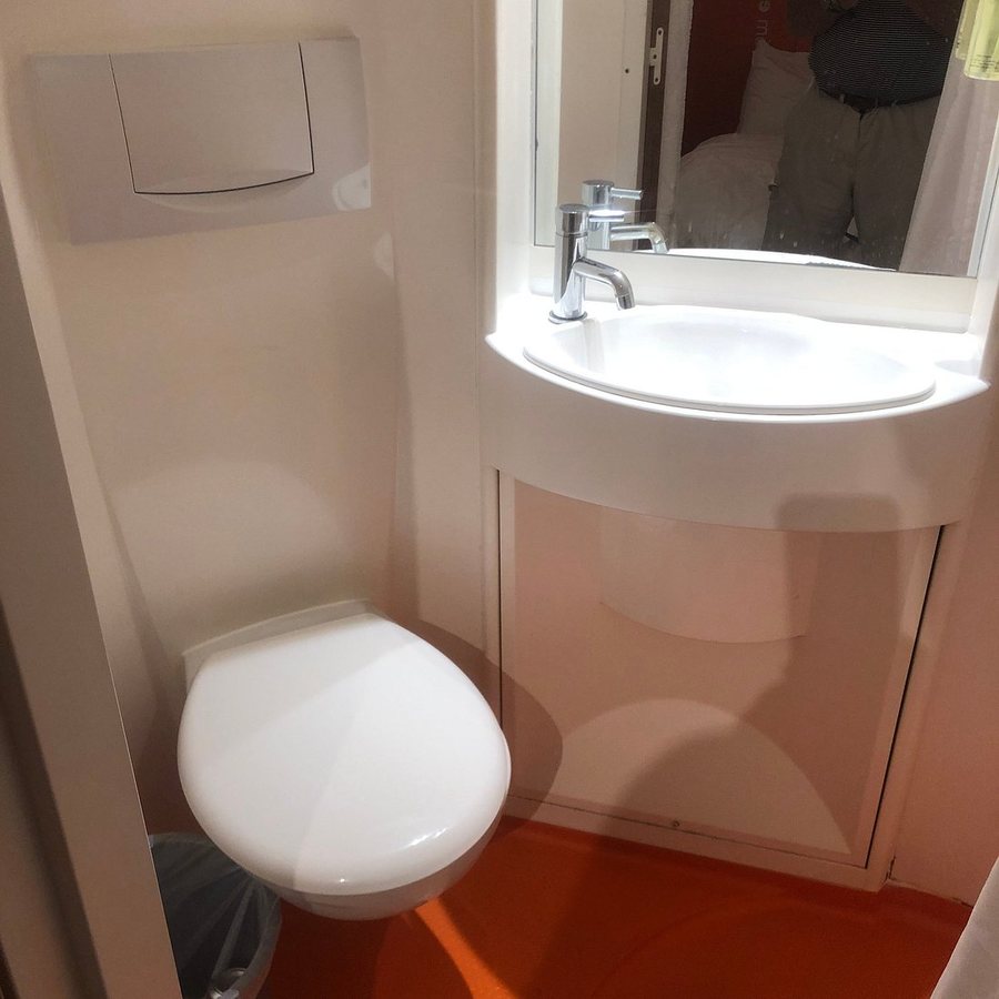 Easyhotel London South Kensington — Bathroom