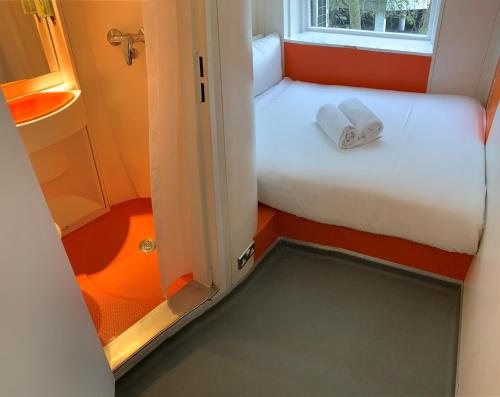 Easyhotel London South Kensington — Guest room