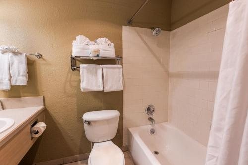Ebb Tide Oceanfront Inn — Bathroom