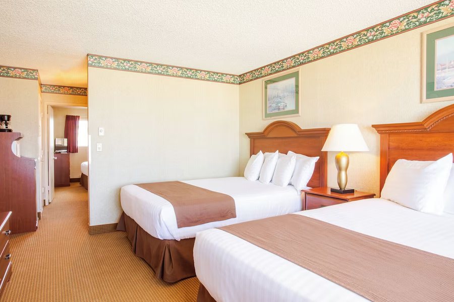 Ebb Tide Oceanfront Inn — Guest room