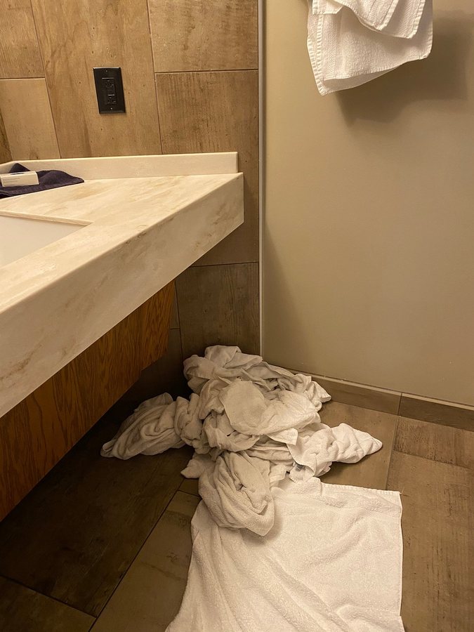 Echo Bluff State Park Lodge — Bathroom