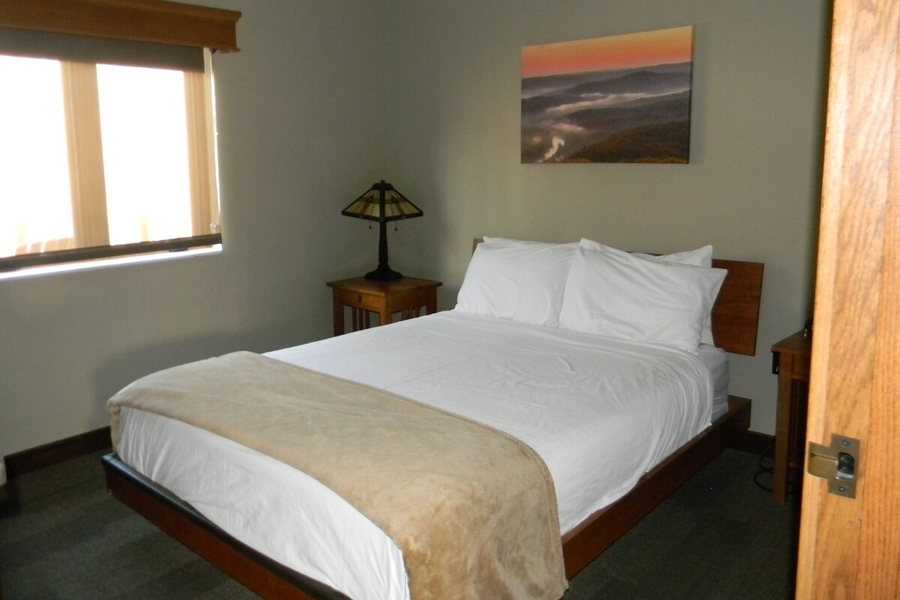 Echo Bluff State Park Lodge — Guest room