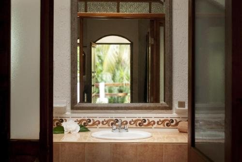 Eco Hotel El Rey Del Caribe — Bathroom
