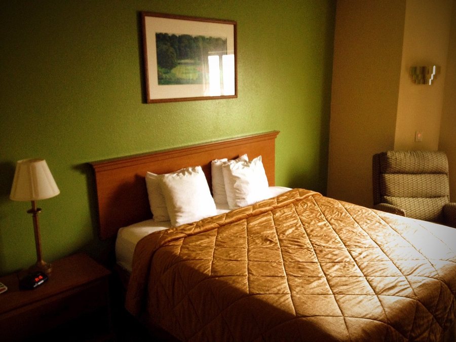 Econo Inn — Guest room