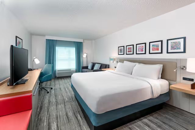 Econo Lodge Airport at Raymond James Stadium — Guest room