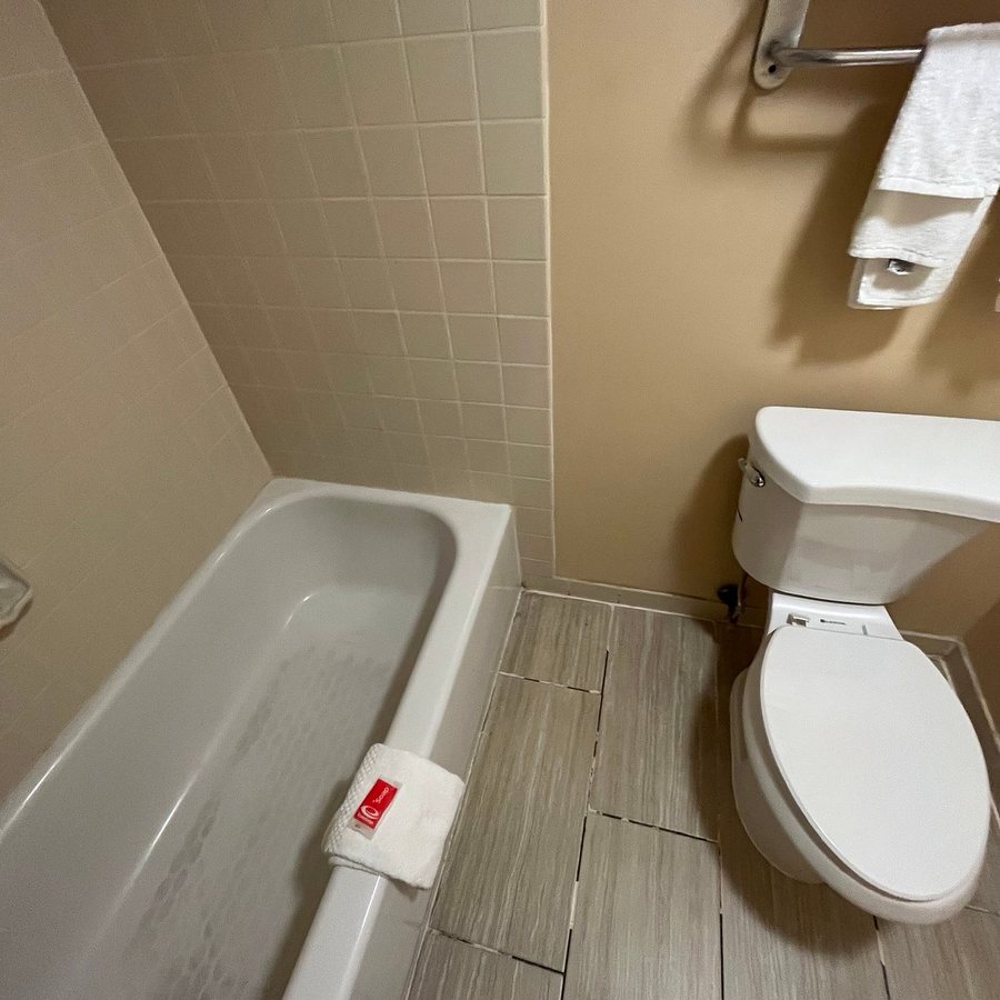 Econo Lodge Airport — Bathroom
