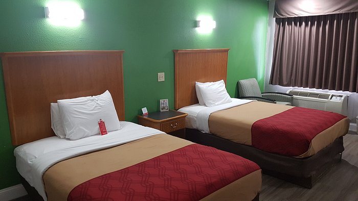 Econo Lodge Airport — Guest room