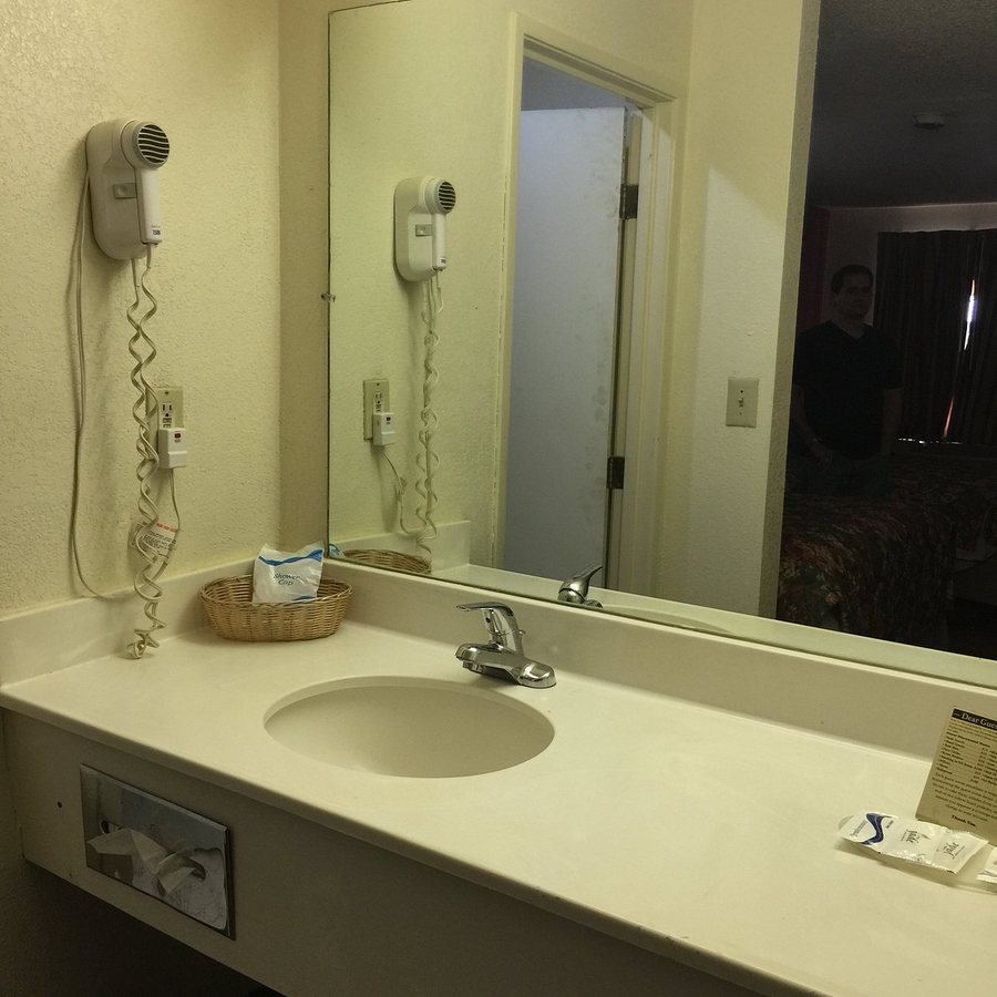 Econo Lodge Atlanta Airport East — Bathroom