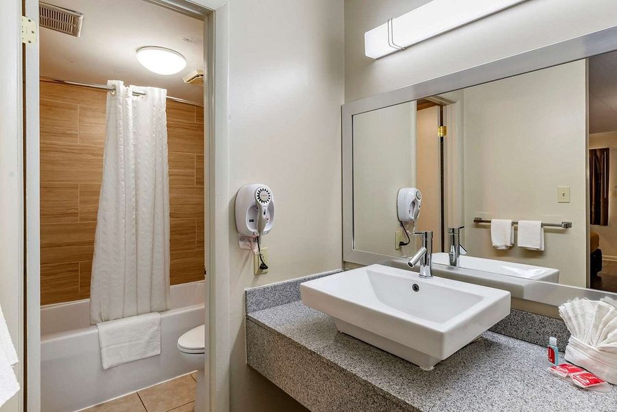 Econo Lodge — Bathroom