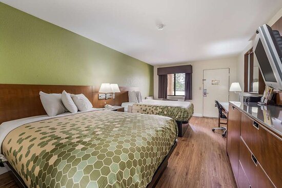 Econo Lodge — Guest room