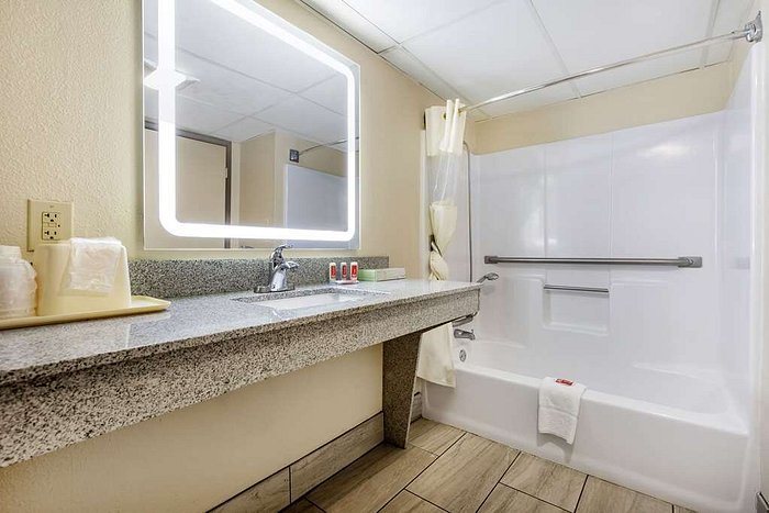 Econo Lodge — Bathroom
