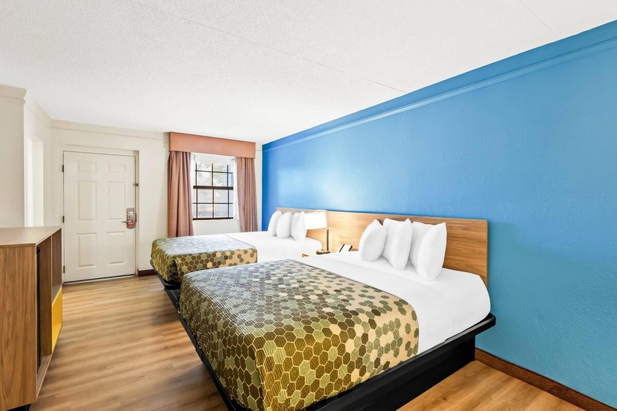 Econo Lodge — Guest room