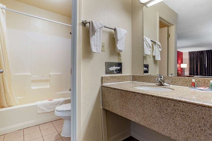 Econo Lodge Austin South — Bathroom