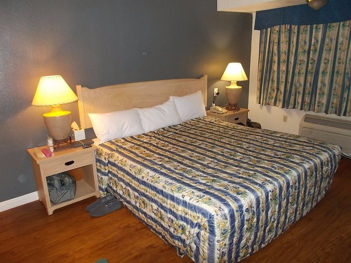 Econo Lodge Barstow — Guest room