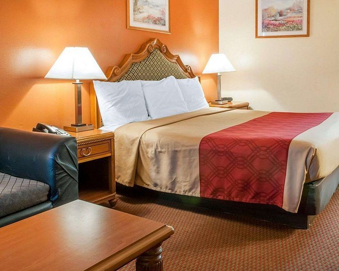 Econo Lodge — Guest room