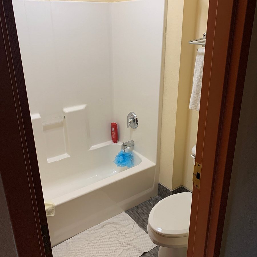 Econo Lodge — Bathroom