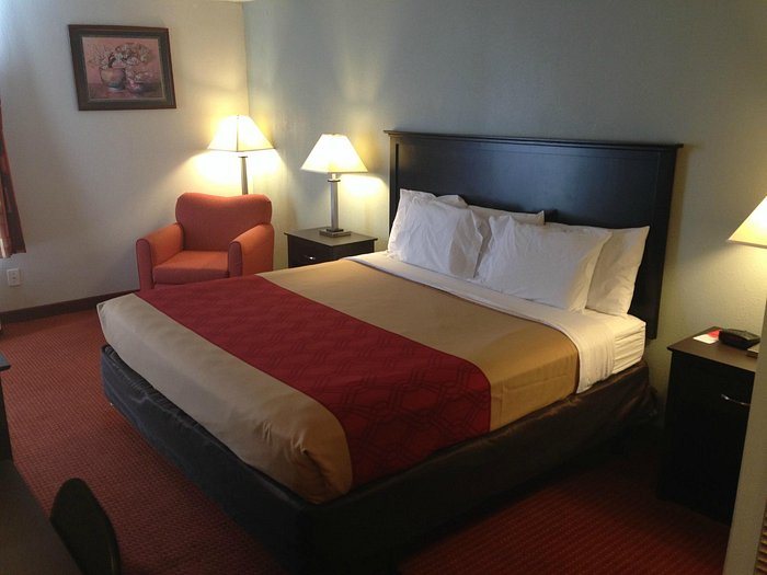 Econo Lodge Burlington — Guest room
