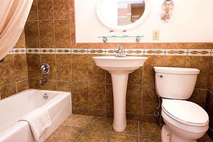 Econo Lodge Carlsbad Caverns Area — Bathroom