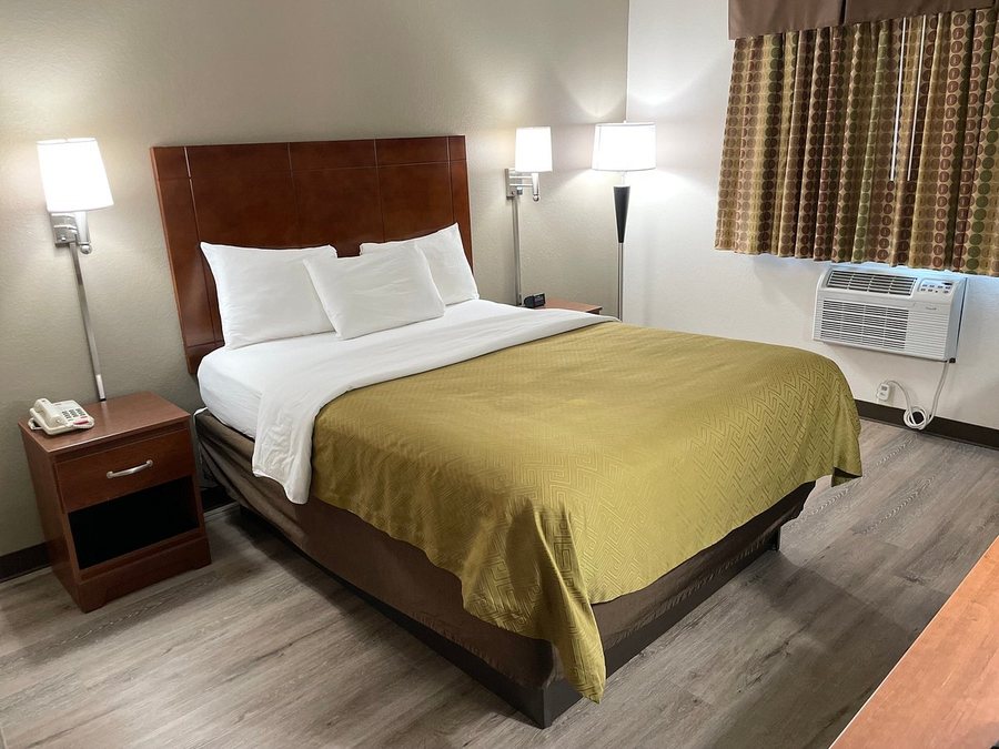 Econo Lodge Cartersville Emerson Lake Point — Guest room
