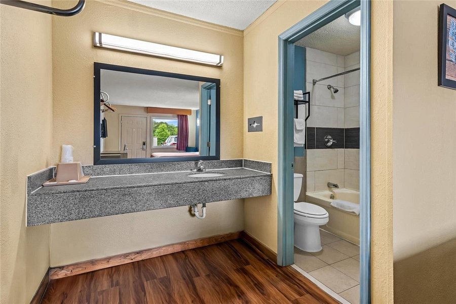 Econo Lodge — Bathroom