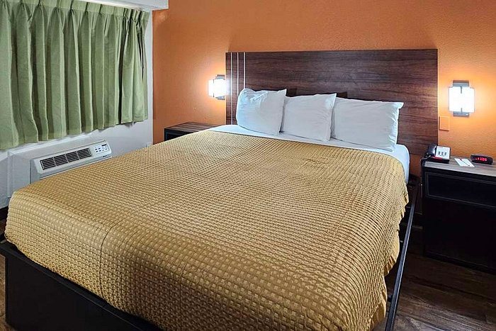Econo Lodge — Guest room