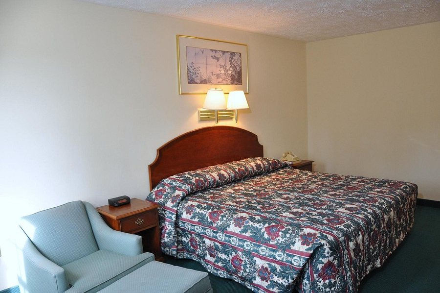 Econo Lodge Colonial — Guest room