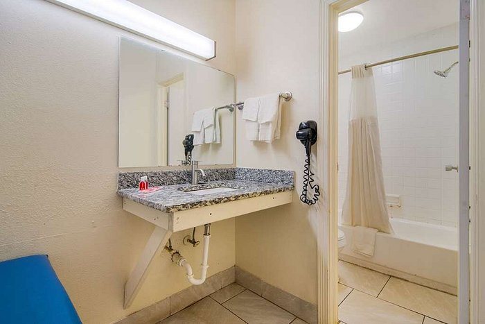 Econo Lodge Dalhart Hwy 54 Hwy 287 — Bathroom