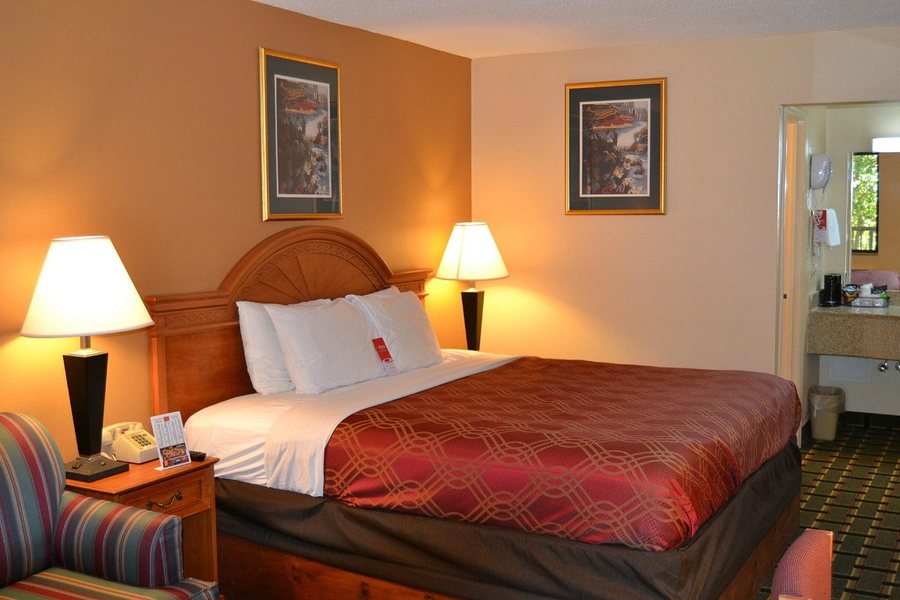 Econo Lodge Dalton — Guest room