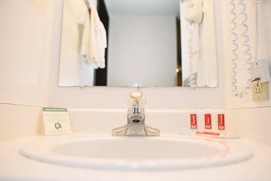 Econo Lodge Downtown — Bathroom