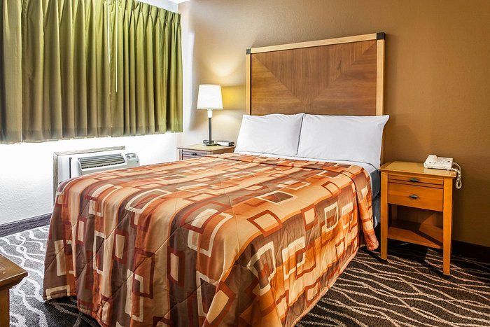 Econo Lodge Ellensburg near University — Guest room