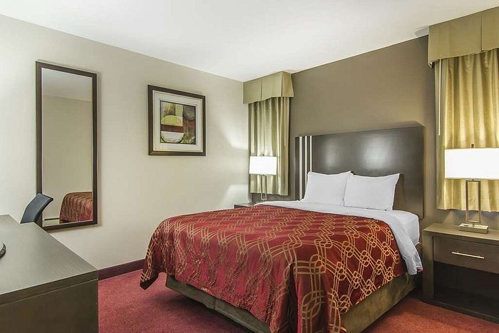 Econo Lodge Inn And Suites East — Guest room