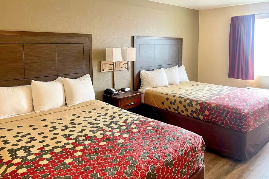 Econo Lodge Inn Suites — Guest room