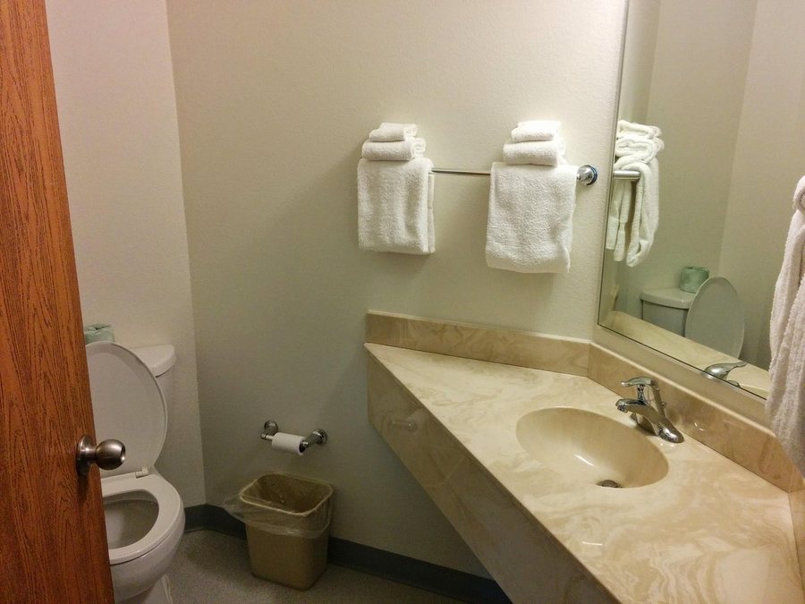 Econo Lodge Inn Suites Corpus Christi — Bathroom