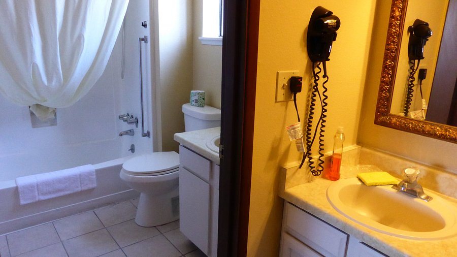 Econo Lodge Inn Suites East Houston I 10 — Bathroom