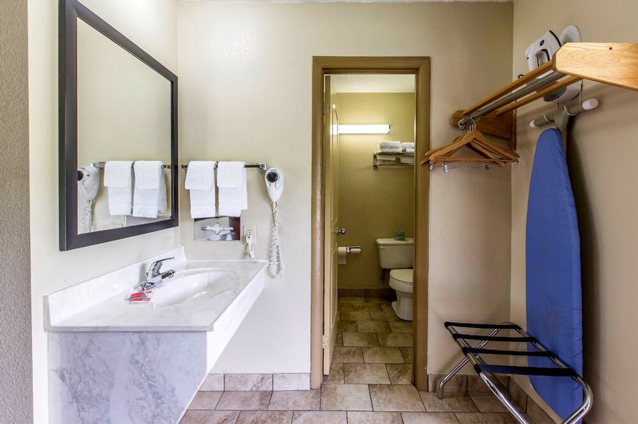 Econo Lodge Inn Suites Gatlinburg at the Convention Center — Bathroom