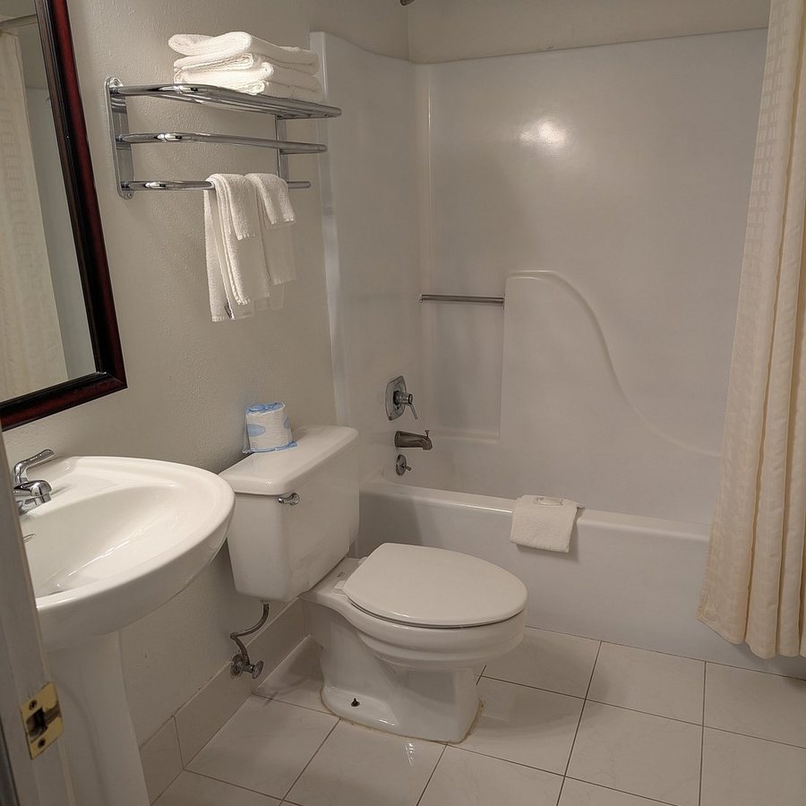 Econo Lodge Inn Suites Hardeeville I 95 — Bathroom
